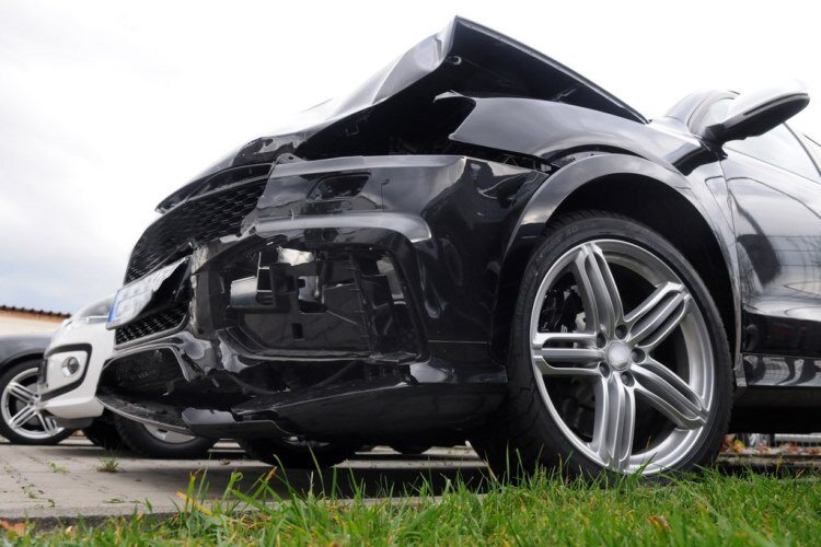 Schadengutachten nach einem Verkehrsunfall, Kfz Gutachten zur Schadenfeststellung am Unfallfahrzeug, Haftpflichtschaden