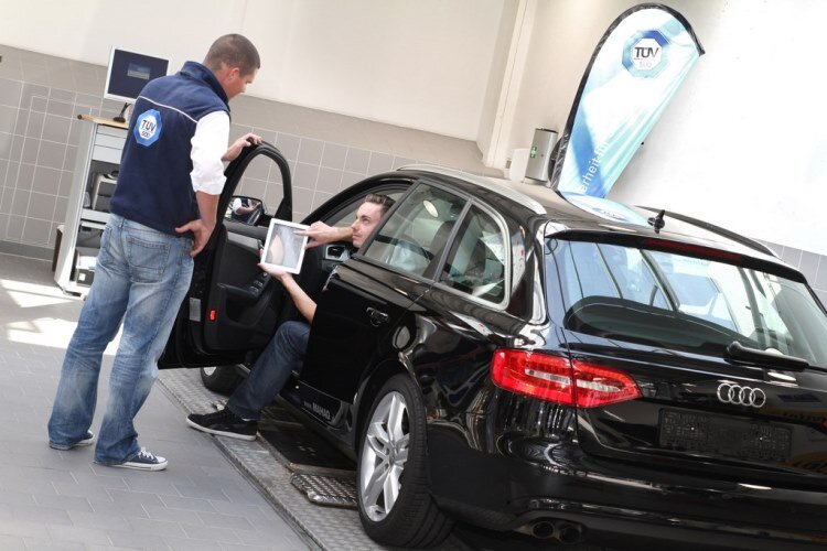 Kfz Sachverständiger bei der Gutachtenerstellung in Hamburg