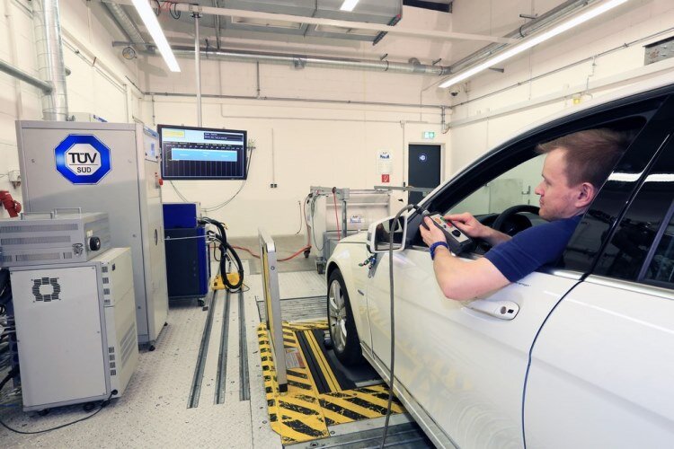 TÜV NORD Prüfer beim Abgasuntersuchung (AU) und Hauptuntersuchung (HU)