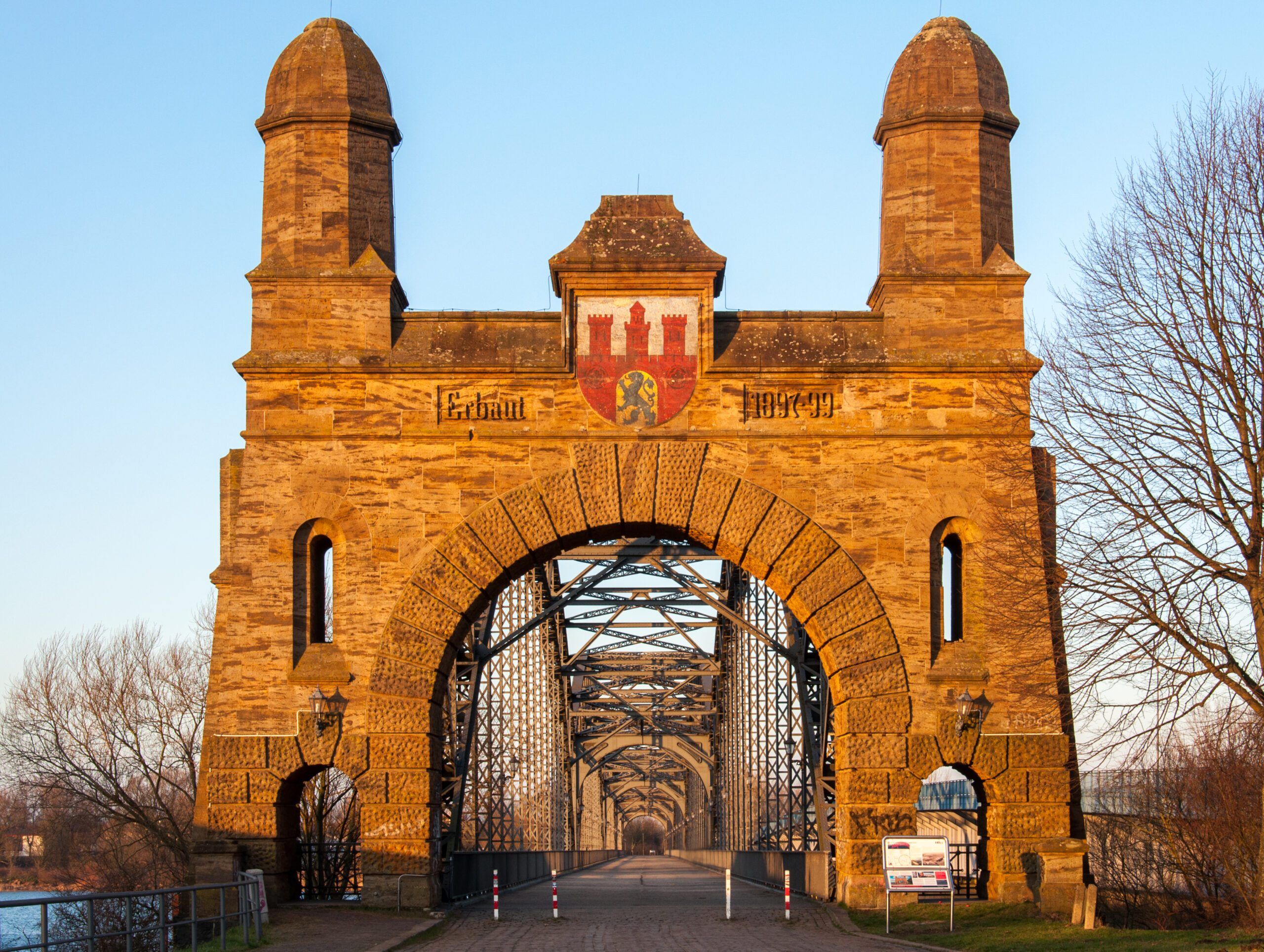 Die Alte Harburger Elbbrücke im Abendlicht, eine Stahlbogenbrücke, die die Hamburger Stadtteile Harburg und Wilhelmsburg über die Süderelbe verbindet.